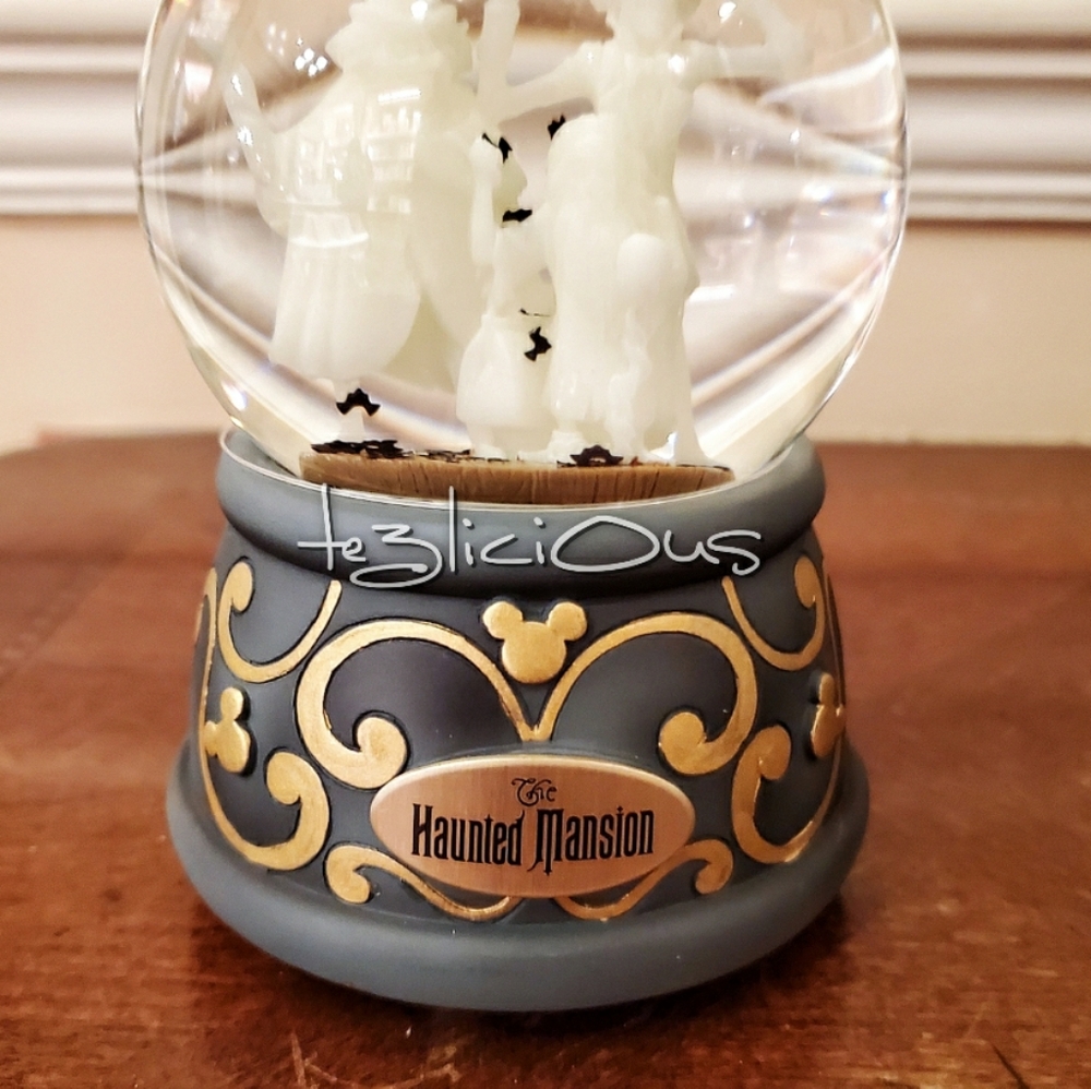 DISNEY PARKS HITCHHIKING GHOST MUSICAL SNOWGLOBE - Picture 6 of 7